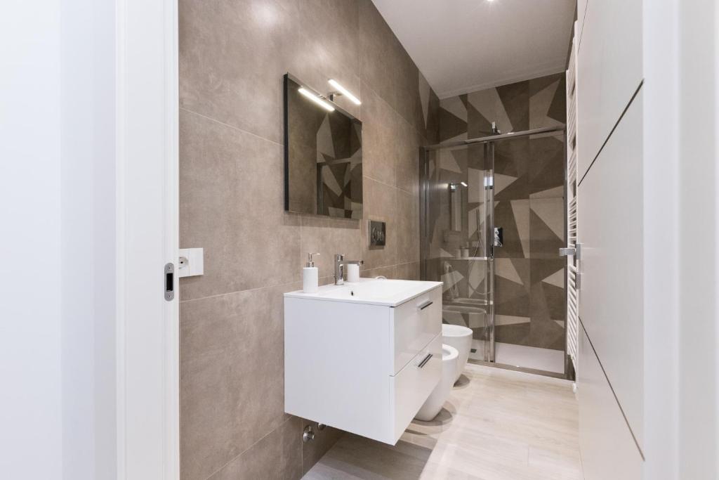 Kúpeľňa v ubytovaní MagnoliaApartments - 18A Visconti Duomo
