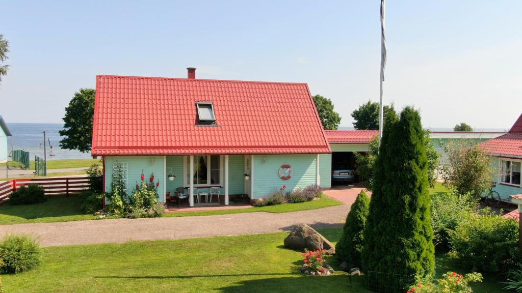 dom z czerwonym dachem i dziedzińcem w obiekcie Mere kodumajutus w mieście Kärdla