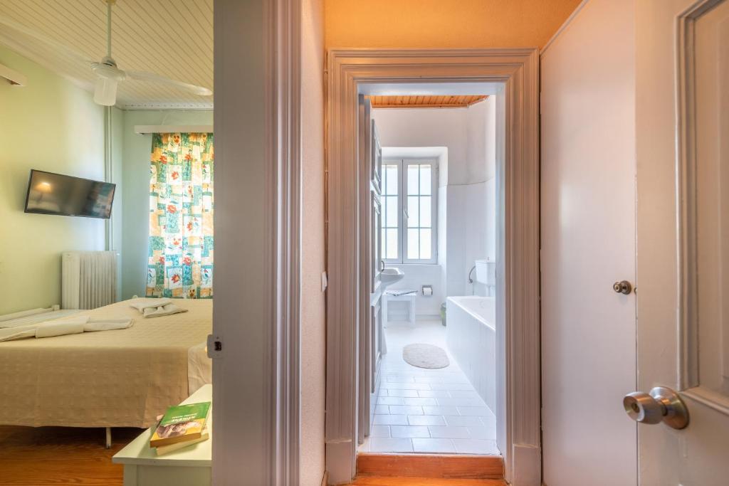 Postel nebo postele na pokoji v ubytování Archontiko Petrettini Boutique Hotel