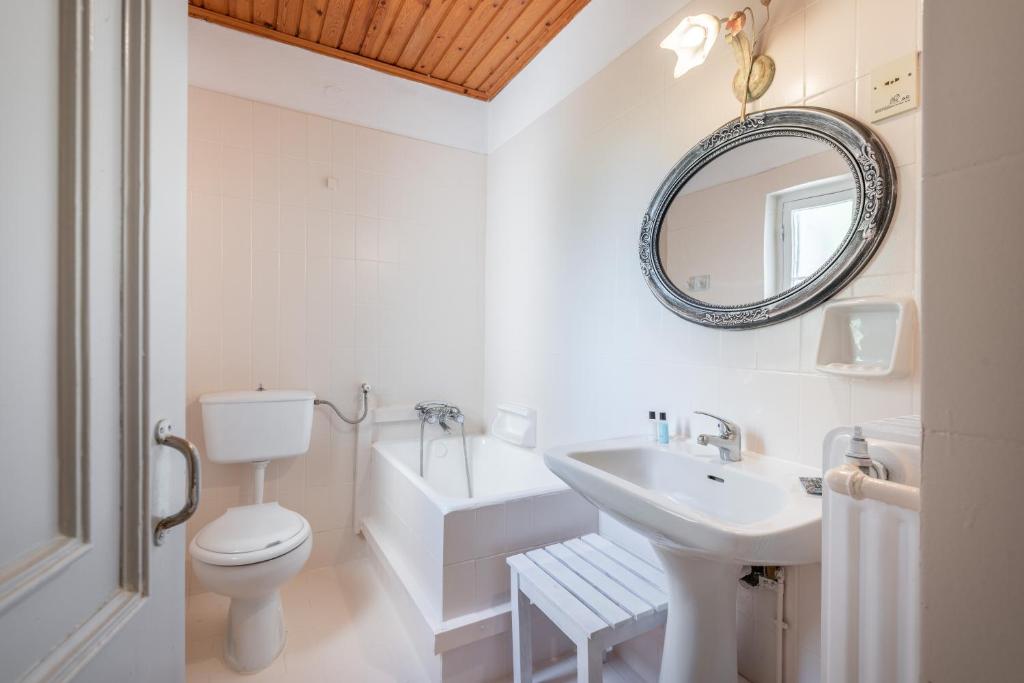 Koupelna v ubytování Archontiko Petrettini Boutique Hotel