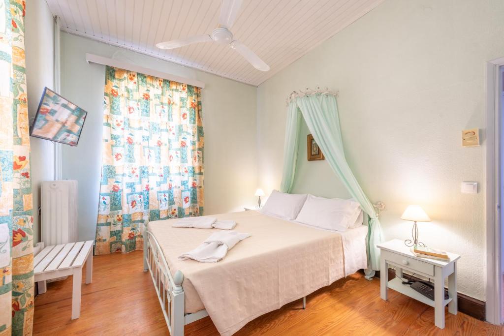 Postel nebo postele na pokoji v ubytování Archontiko Petrettini Boutique Hotel