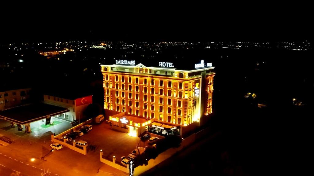 un edificio iluminado con luces encendidas por la noche en Emirtimes Hotel&Spa - Tuzla en Estambul