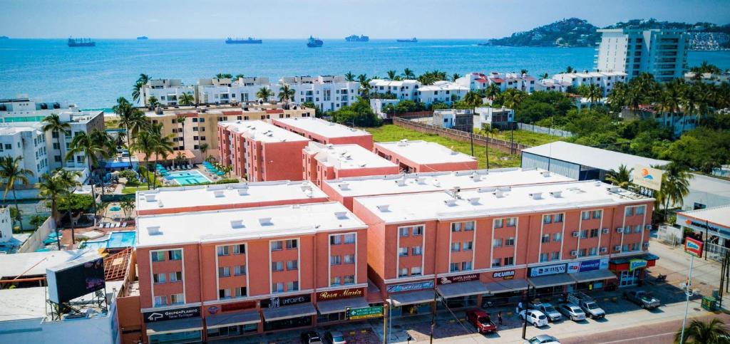 una vista aérea de una ciudad con el océano en Suites Santa Barbara en Manzanillo
