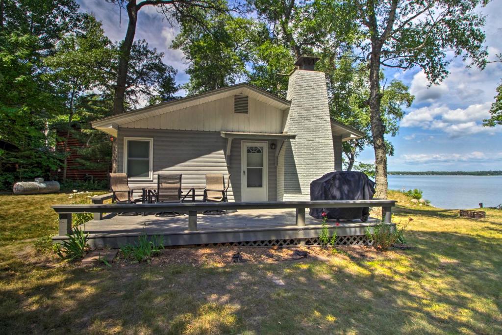 una pequeña casa con porche y muelle en la parte delantera en Pine River Lake Home with Boat and Kayak Rentals!, en Pine River