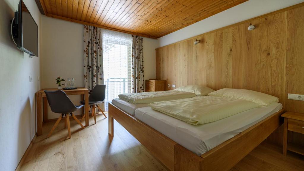 Postel nebo postele na pokoji v ubytování Hotel Landhaus Ausswinkl