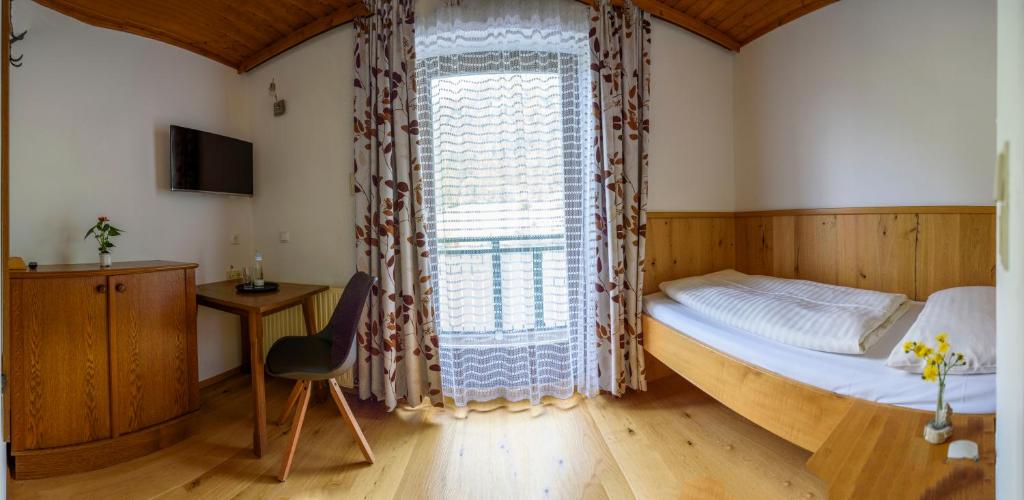 Postel nebo postele na pokoji v ubytování Hotel Landhaus Ausswinkl