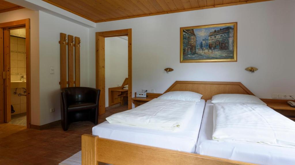 Postel nebo postele na pokoji v ubytování Hotel Landhaus Ausswinkl