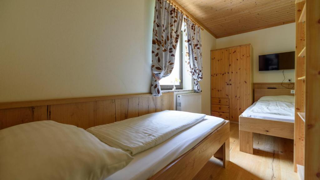 Postel nebo postele na pokoji v ubytování Hotel Landhaus Ausswinkl