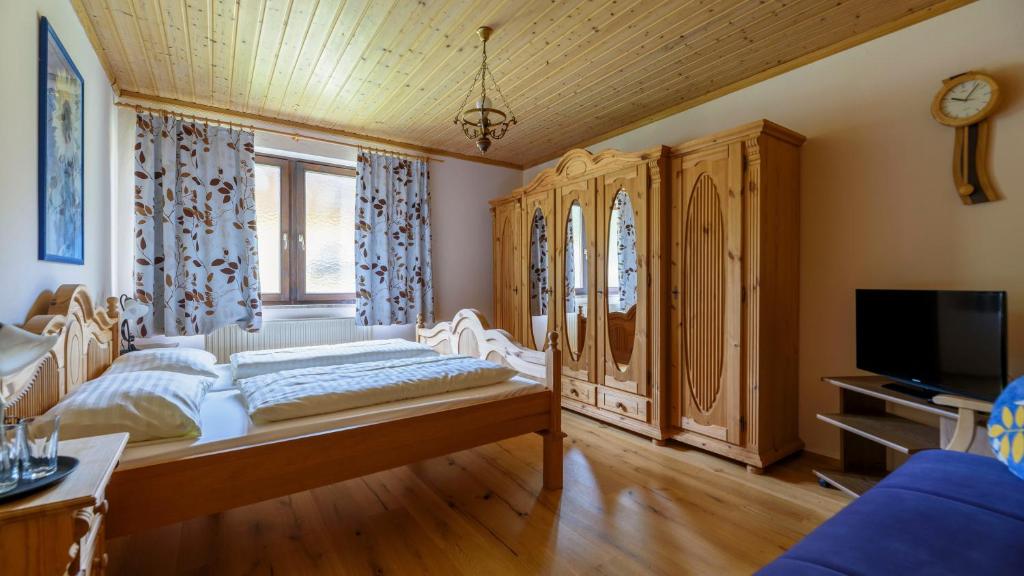 Postel nebo postele na pokoji v ubytování Hotel Landhaus Ausswinkl