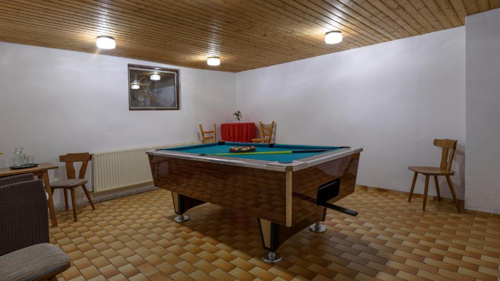 Biliár nebo kulečník v ubytování Hotel Landhaus Ausswinkl