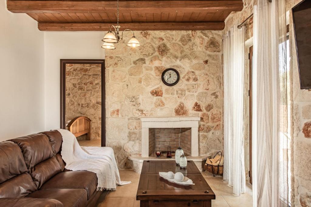 Posezení v ubytování Murtini Stone Villa with Private Pool, by ZanteWize