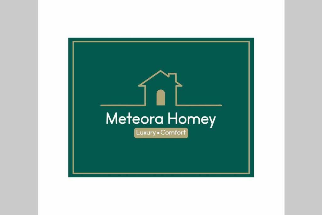 ein grünes Logo für ein Gnadenkrankenhaus in der Unterkunft Meteora Homey in Kalambaka