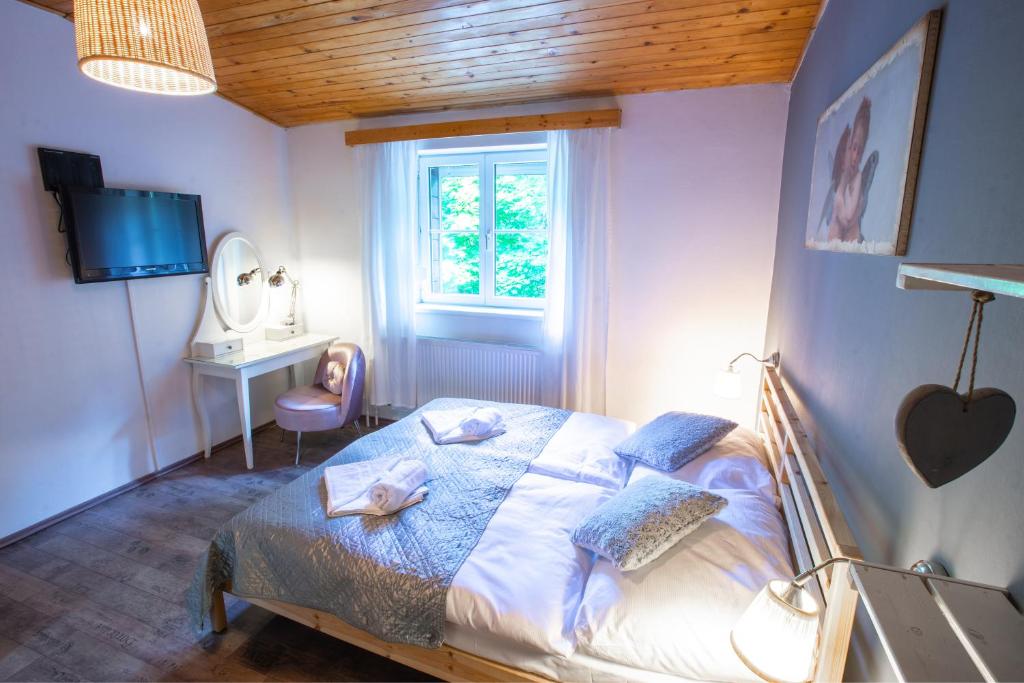 Postel nebo postele na pokoji v ubytování Penzion Sofinata & Pizzeria Špindlerův Mlýn