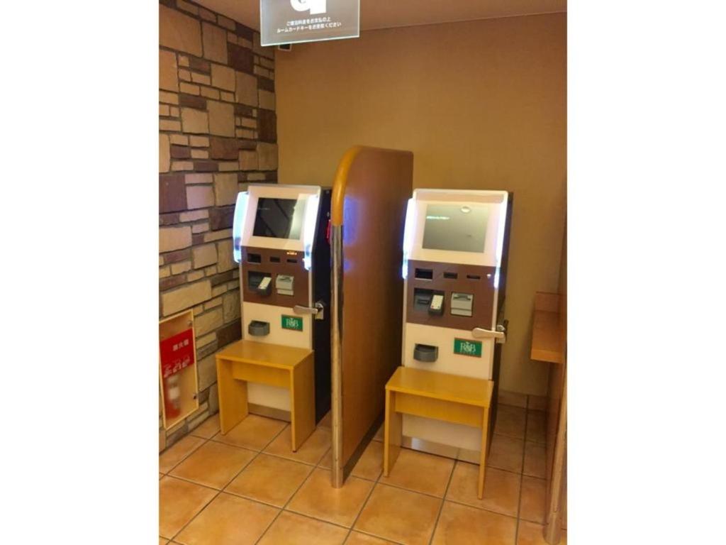 神戸市にあるR&B Hotel Kobe Motomachi - Vacation STAY 40714vの隣同士の部屋に設置された2台の機械