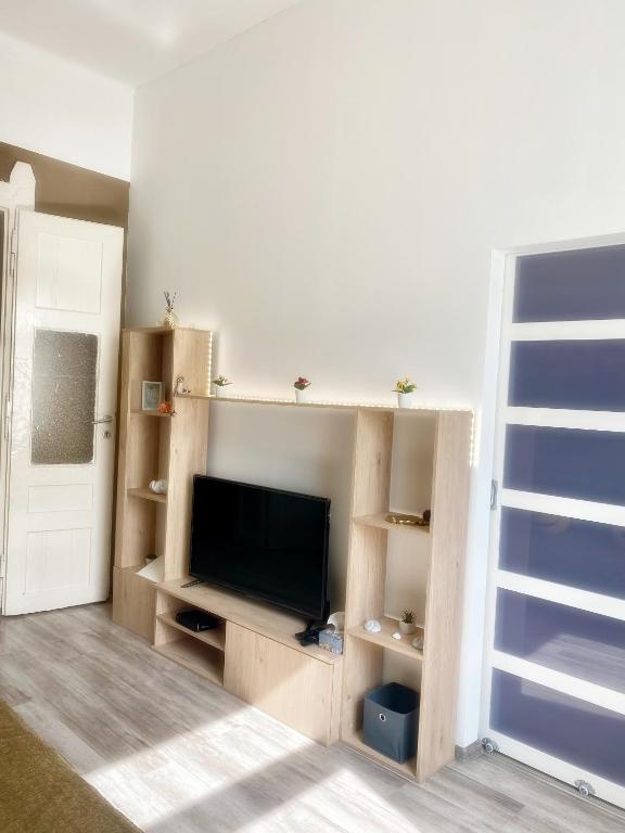Televízia a/alebo spoločenská miestnosť v ubytovaní Pihi-Lak Apartman Siófok