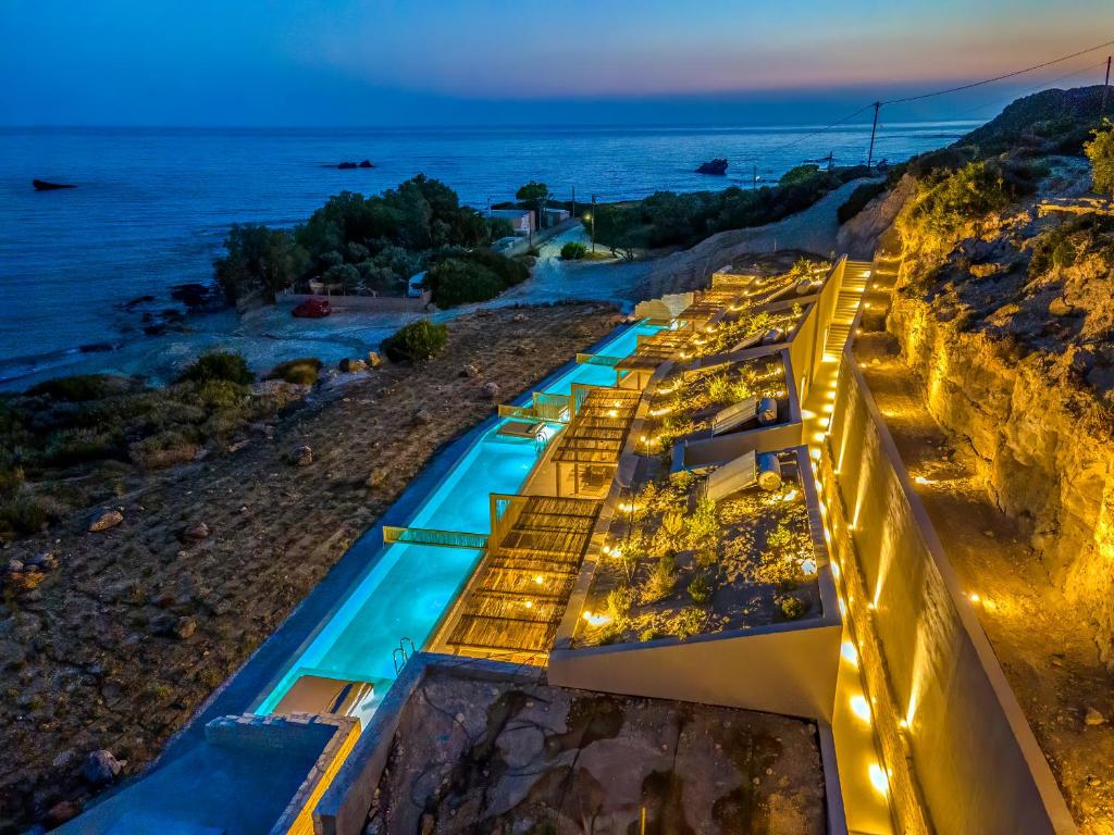 een luchtzicht op een restaurant met de oceaan op de achtergrond bij Salvia Luxury Collection Suites in Skalotí