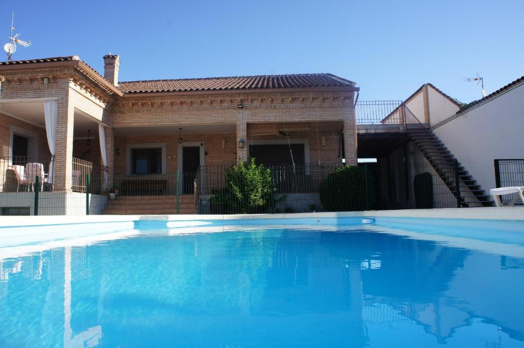 une grande piscine en face d'une maison dans l'établissement Casa Rural La Candelaria, à Burujón