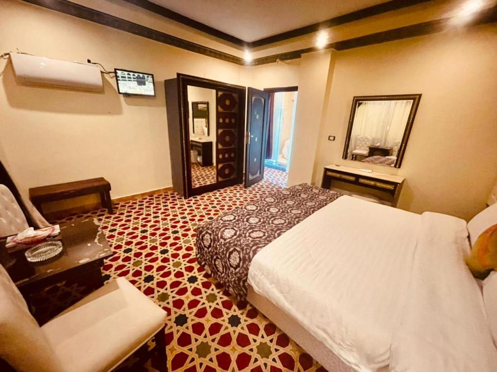 Postel nebo postele na pokoji v ubytování Omar Elkhaiam Hotel