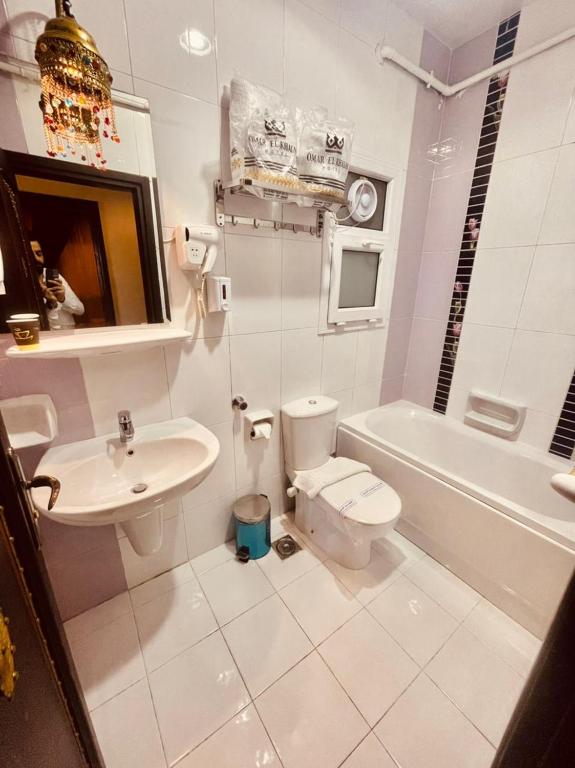Koupelna v ubytování Omar Elkhaiam Hotel