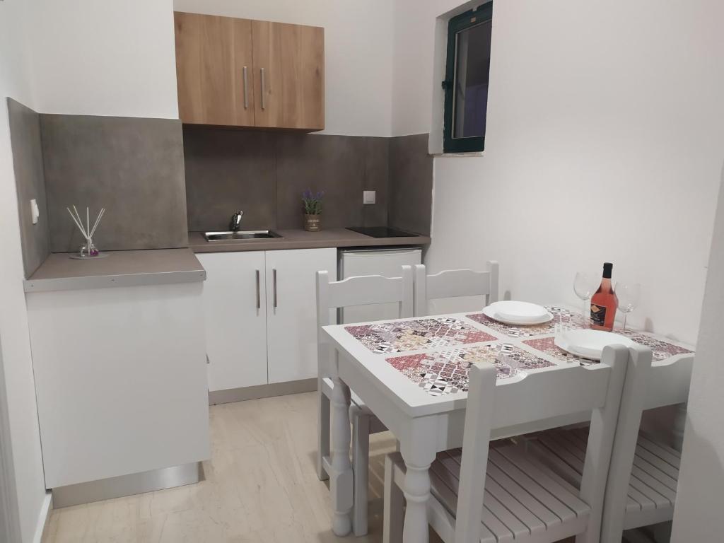 Kuchyň nebo kuchyňský kout v ubytování Valentinos Apartments