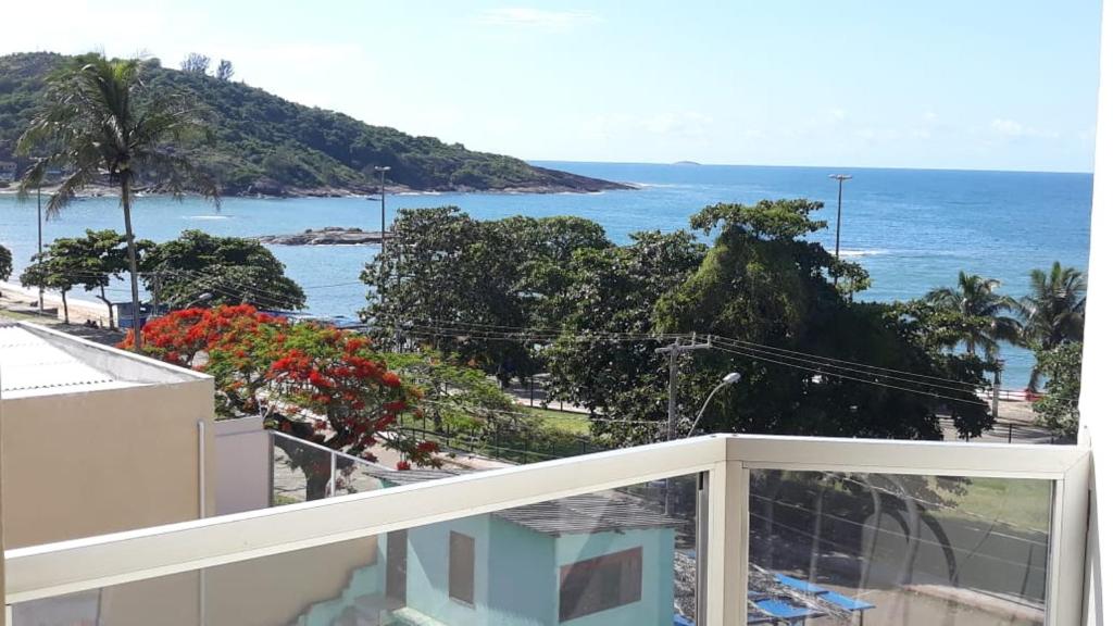 ガラパリにあるApartamento a Beira Mar em Setiba Guarapariの家のバルコニーから海の景色を望めます。