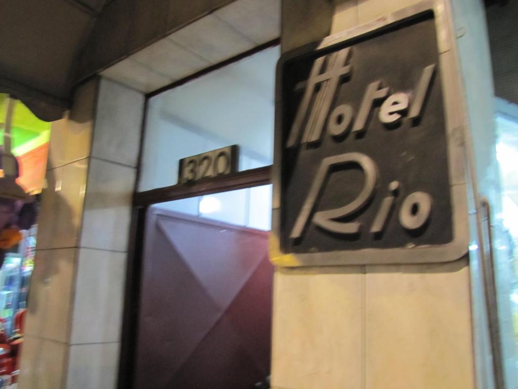 a sign on the side of a building that reads idle rio at Hotel Rio in Rancagua