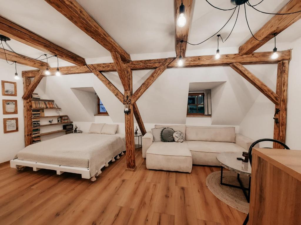 una sala de estar con una cama y un sofá en Apartmán v Rezidencii Opera, en Banská Štiavnica