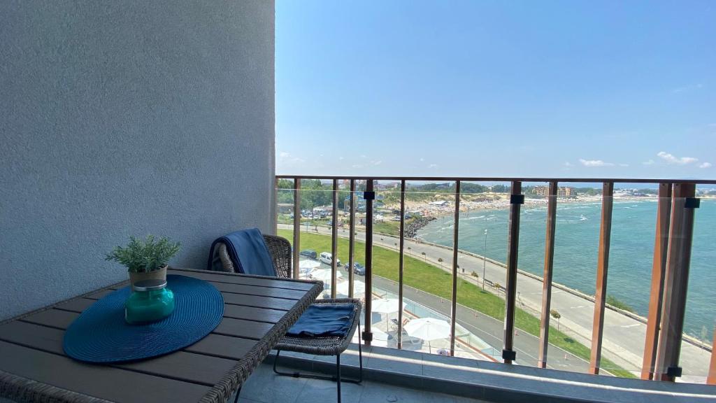 d'un balcon avec une table et une vue sur l'océan. dans l'établissement PARADISO 408 DESI Private Studio Nessebar, à Nessebar