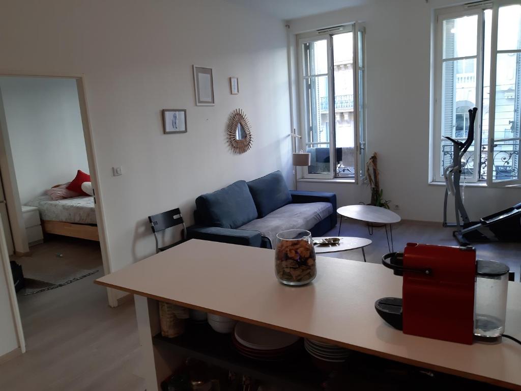 un salon avec un canapé et une table dans l'établissement Magnifique logement entier T2 vieux port, à Marseille