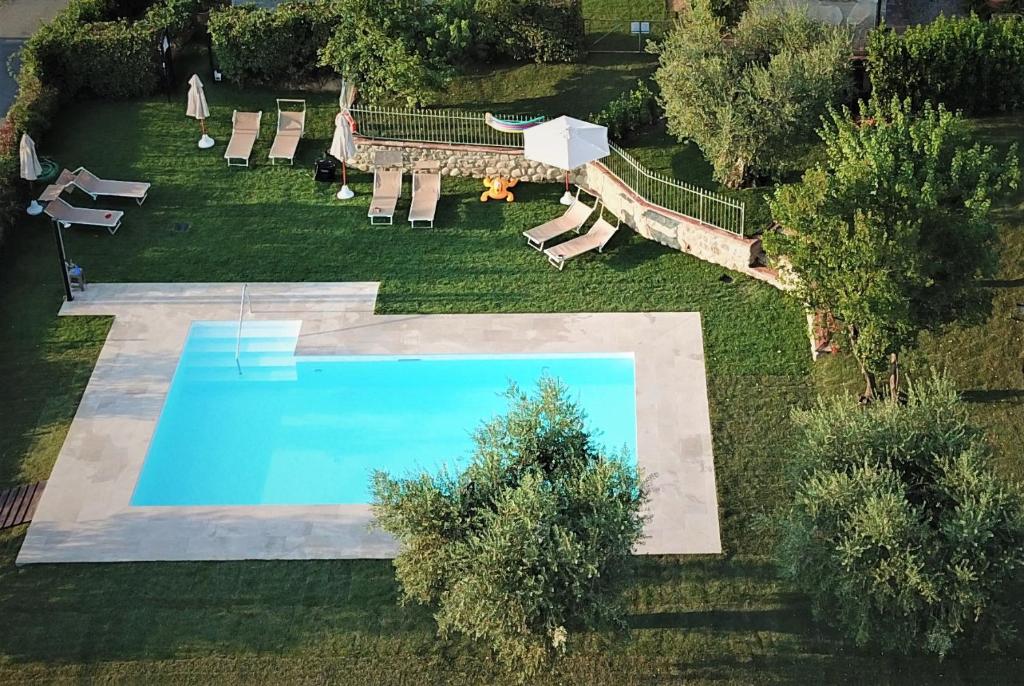 ピストイアにあるLa Casa dei Tarocchiの庭のスイミングプールの景色