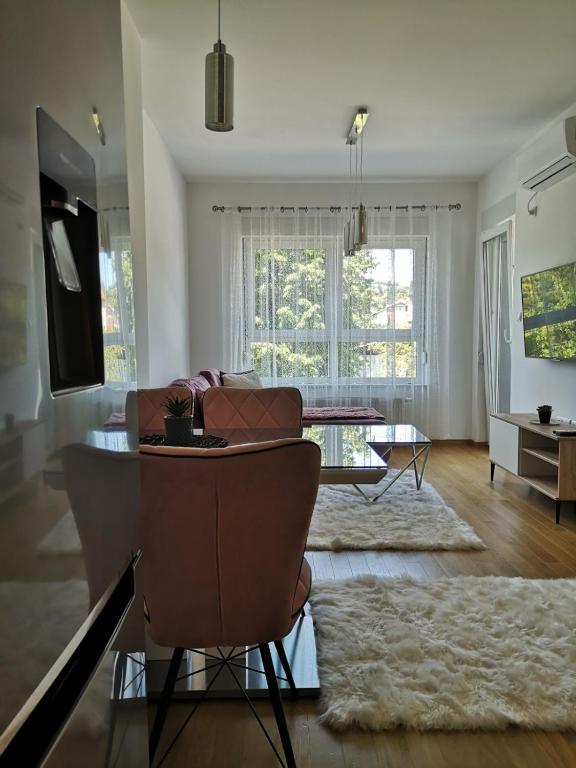 a living room with a couch and a table at Apartman Alina Comfort in Banja Luka