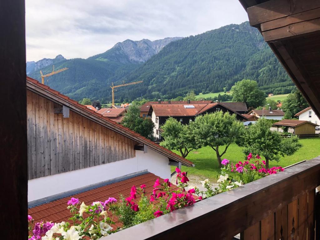 een uitzicht vanaf het balkon van een huis met bloemen bij Landhaus „Divija Haus“ Ferienwohnung in Pfronten