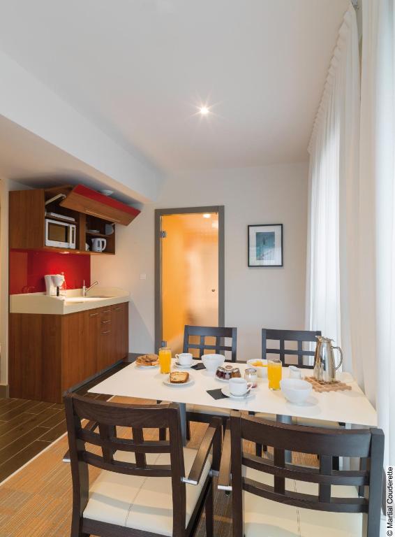 Kuchyň nebo kuchyňský kout v ubytování Hôtel Lyon Métropole