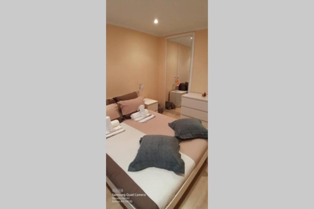Piso en Avenida Pumarín . WIFI - Three-Bedroom Apartment