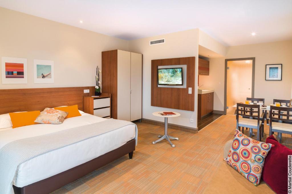 Postel nebo postele na pokoji v ubytování Hôtel Lyon Métropole