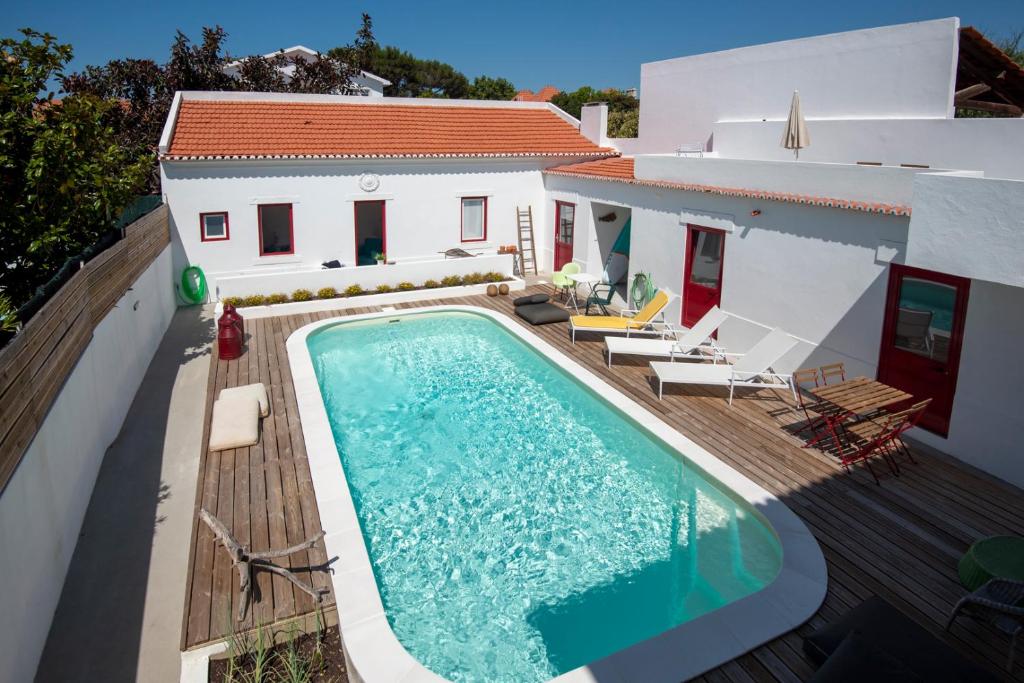 une villa avec une piscine en face d'une maison dans l'établissement Sunny Studio 1, à Parede