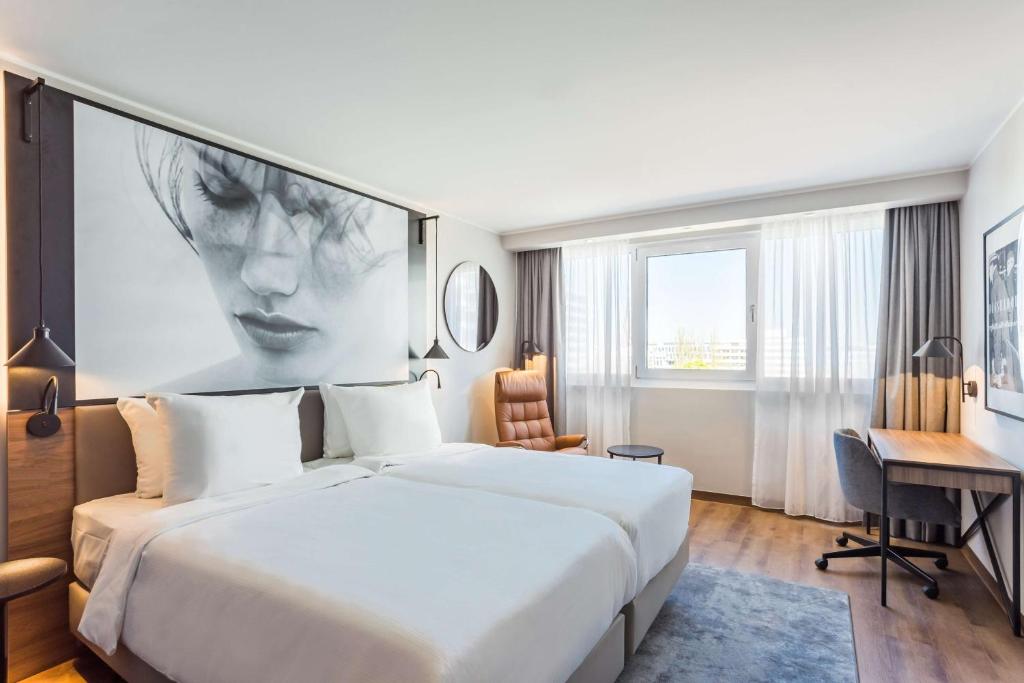 Un pat sau paturi într-o cameră la Radisson Blu Conference Hotel, Düsseldorf