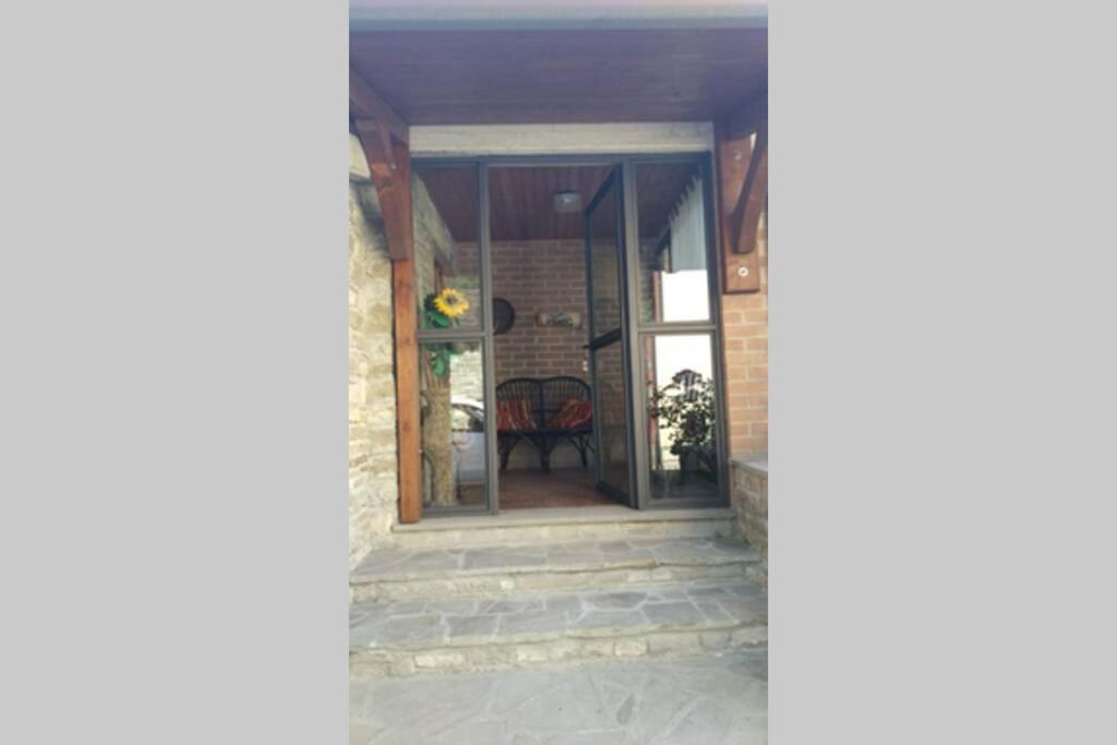 una puerta delantera de una casa con ventana en Borgo Scorza 2, en Pietramogolana