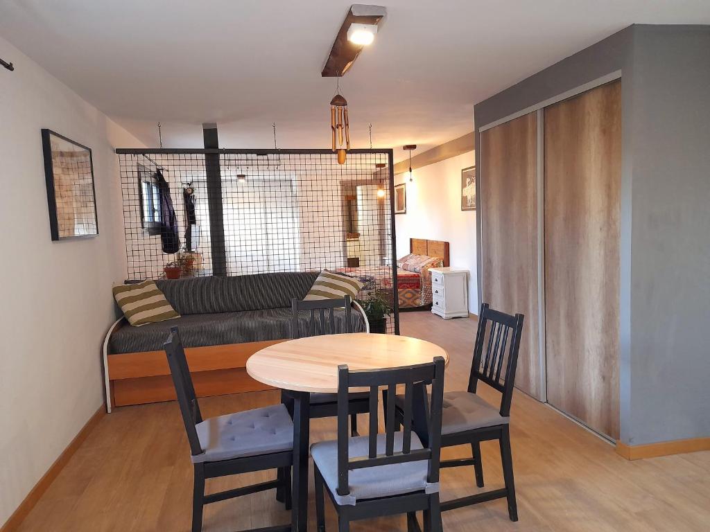 ein Wohnzimmer mit einem Tisch, Stühlen und einem Sofa in der Unterkunft Oasis Sierra in Venturada