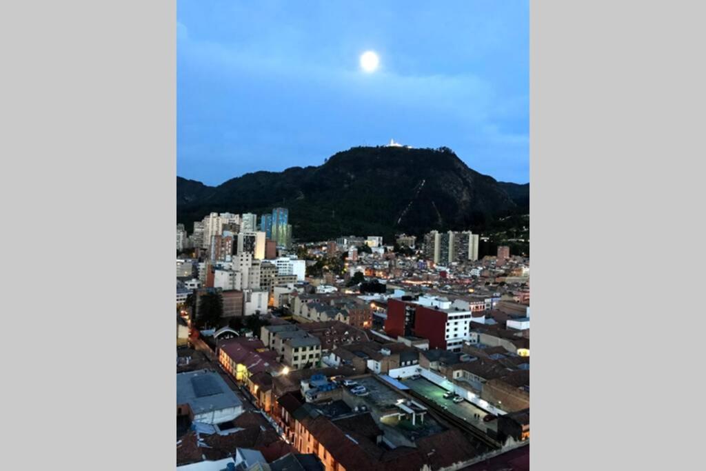 uma vista de uma cidade com a lua no céu em (1902A) - Apto en el Corazón de la Ciudad con Vista Única em Bogotá