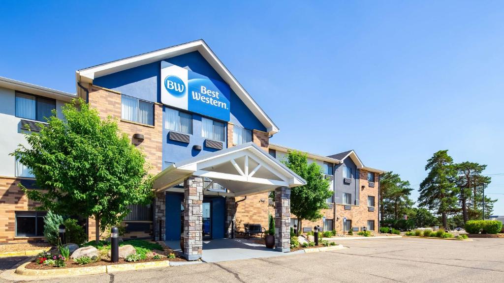 a hotel with a sign on the front of a building at Best Western Eden Prairie Inn in Eden Prairie