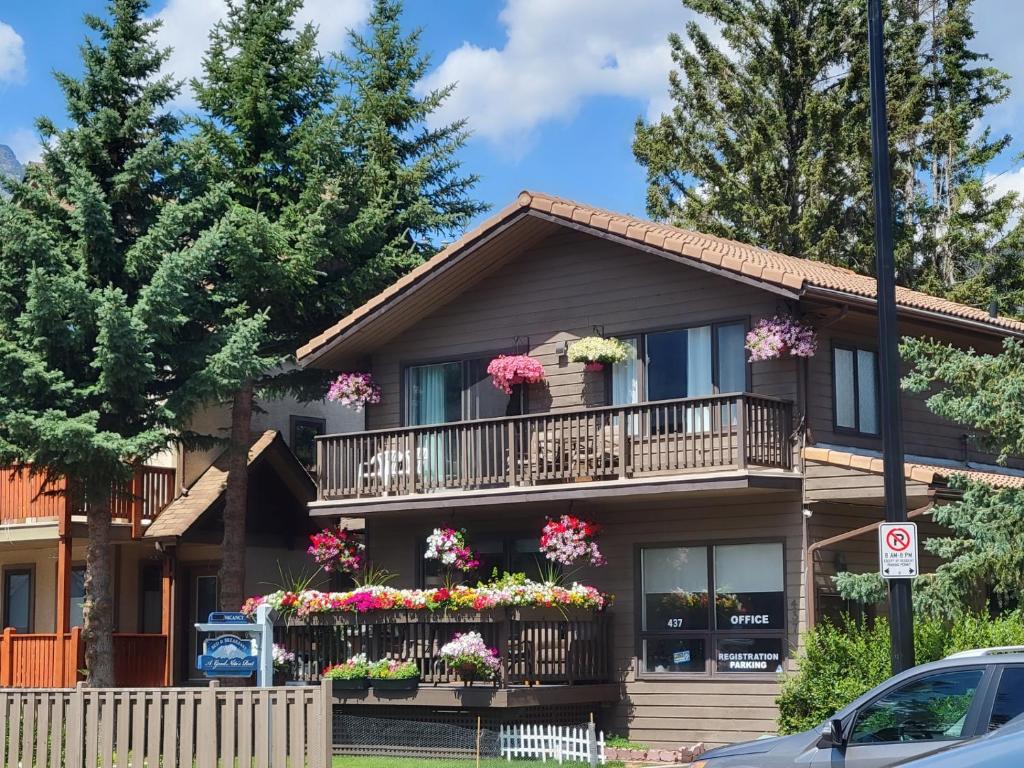 ein Haus mit Blumen auf den Balkonen in der Unterkunft A Good Nite's Rest Bed and Breakfast in Banff