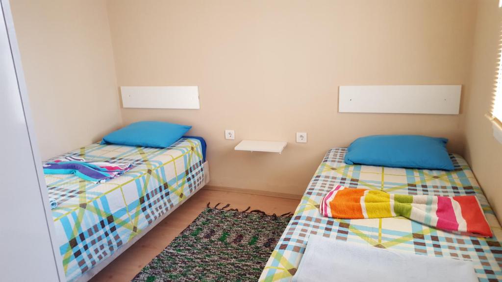 Postel nebo postele na pokoji v ubytování GökMavi Pansiyon