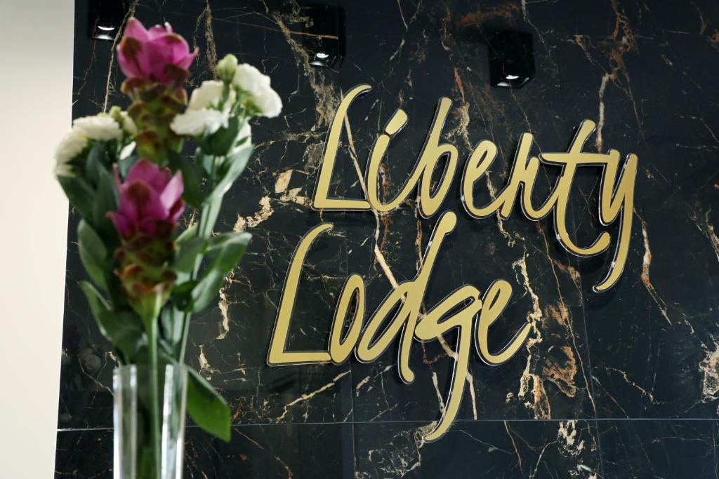 a vase of flowers with a sign that saysight elder at Liberty Lodge in Tropea