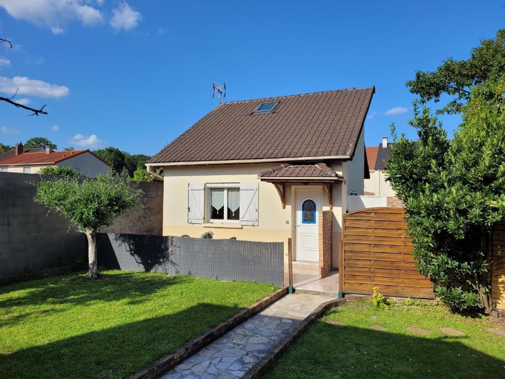 Casa blanca con techo marrón en F2 duplex standing de 35 m2 à 3 min du canal de l'ourcq en Tremblay En France