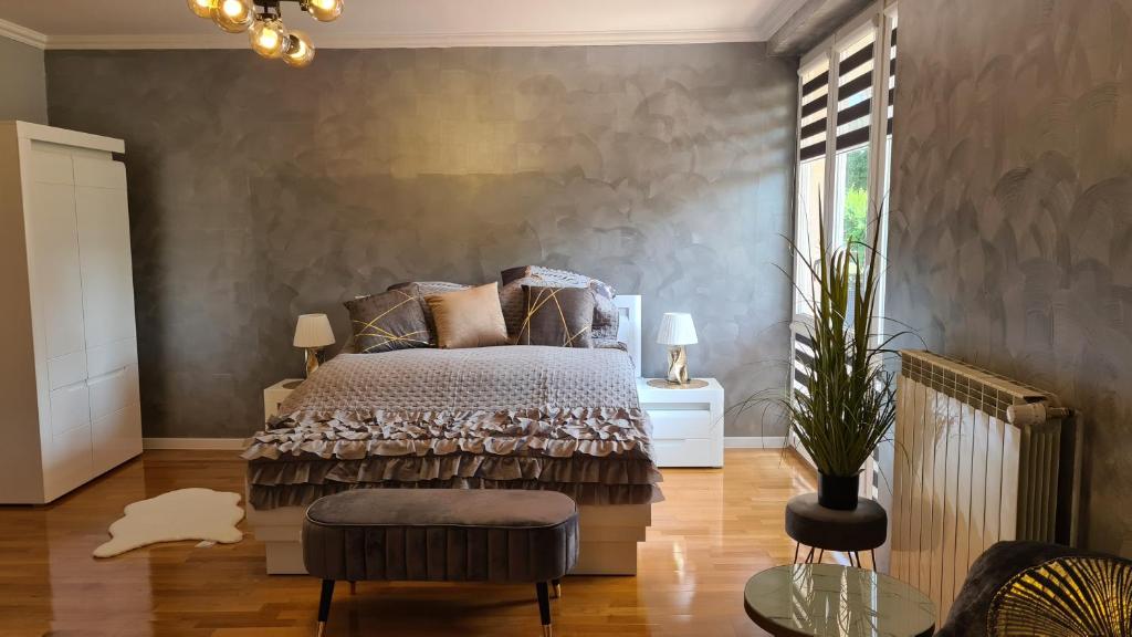 um quarto com uma cama e uma grande janela em Apartament DeLuxe 2 em Oświecim