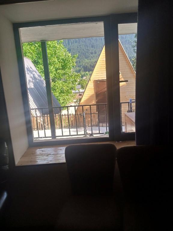 Vista general d'una muntanya o vistes d'una muntanya des de l'hostal o pensió