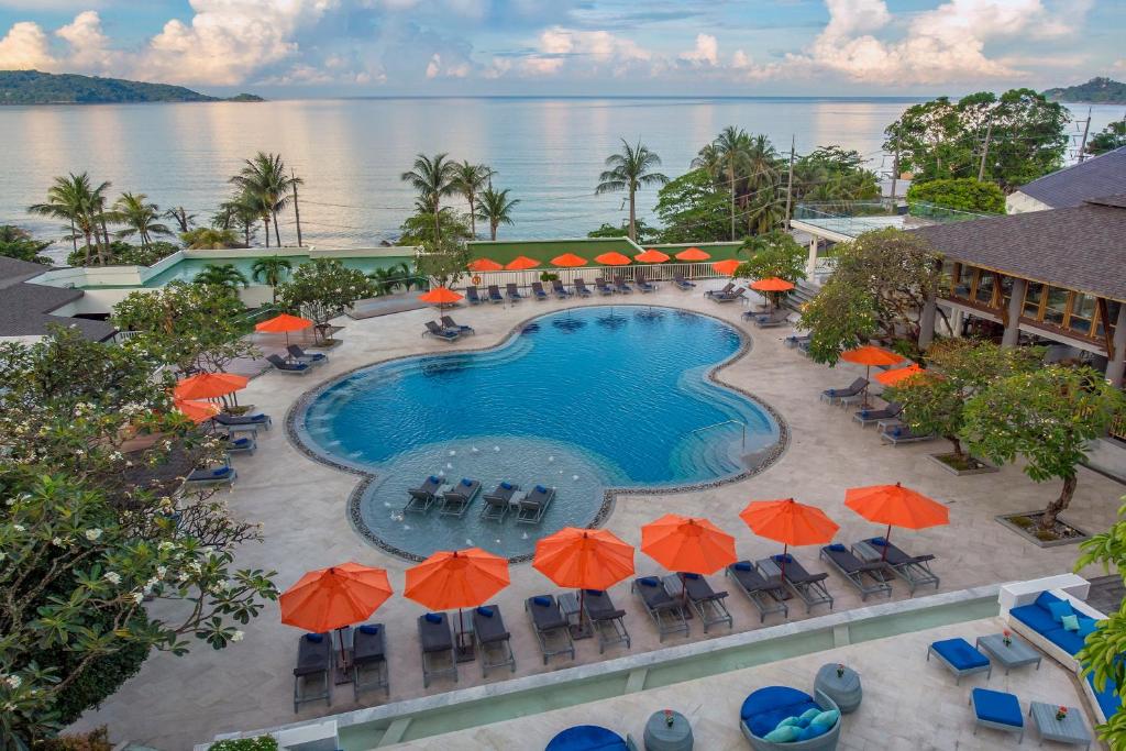 Bazén v ubytování Diamond Cliff Resort & Spa, Patong Beach nebo v jeho okolí