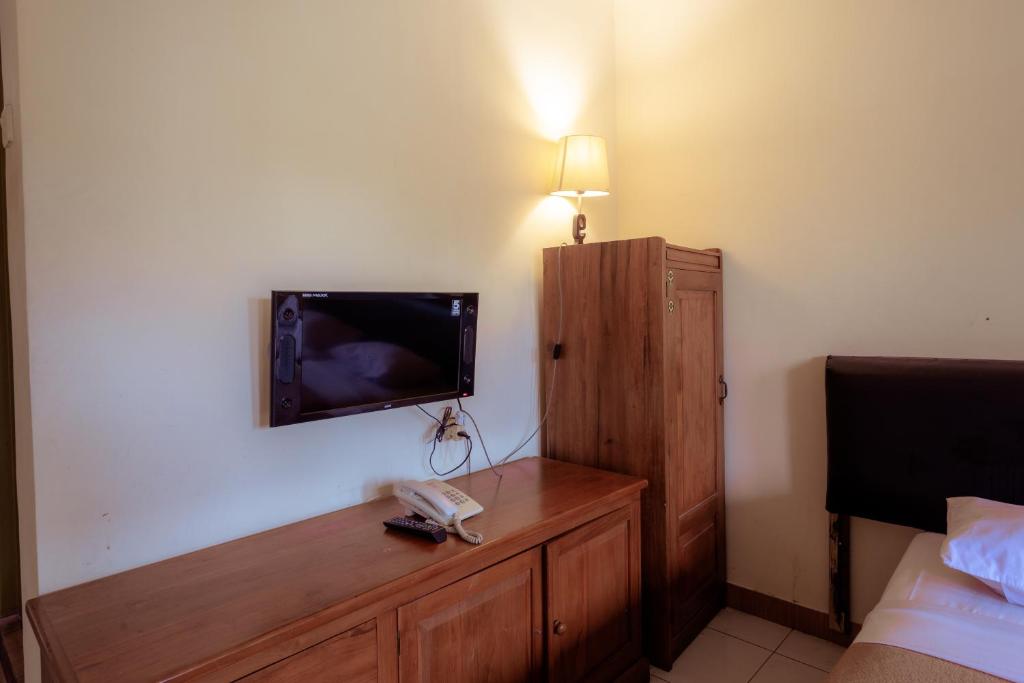 TV a/nebo společenská místnost v ubytování Hotel Mahkota Plengkung by ecommerceloka