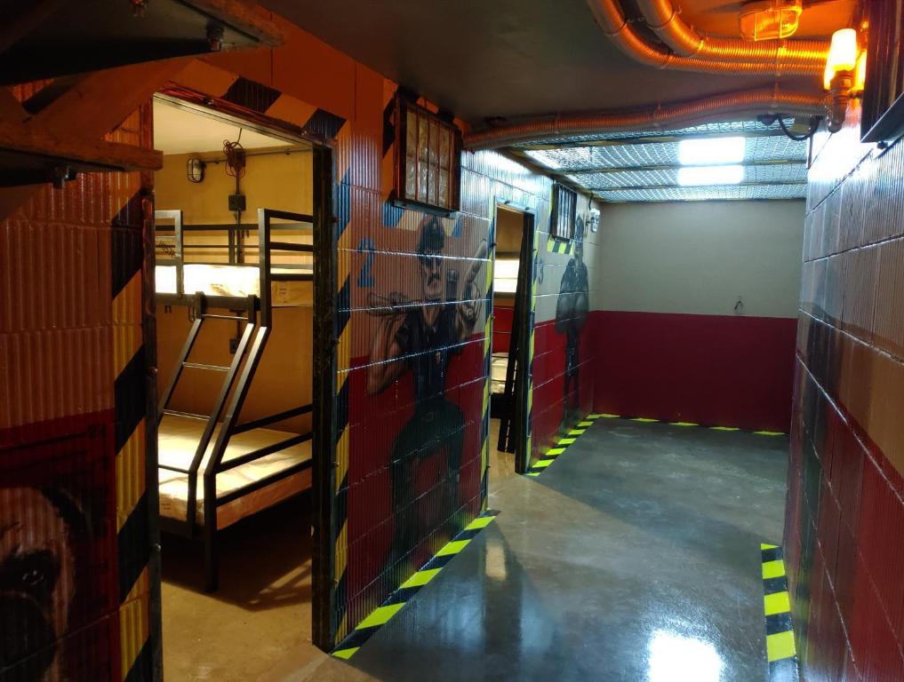 Palanda nebo palandy na pokoji v ubytování Hostel Prison